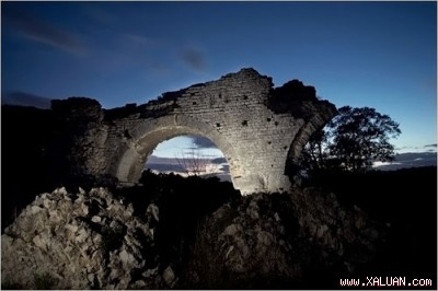 Phía ngoài Arles, tại Barbegal, một bức tường đổ vỡ từng là cống dẫn nước.