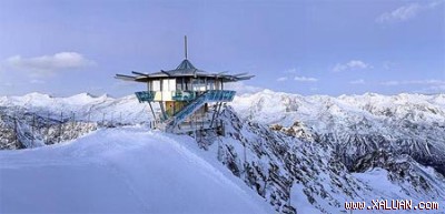 Nằm cheo leo trên đỉnh núi Wurmkogel ở dãy núi Alps thuộc Áo là nhà hàng Top Mountain Star. Đó là nơi lý tưởng để bạn nghỉ chân sau chuyến leo núi mệt nhọc.