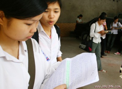 Theo chủ trương của Bộ GD&ĐT, đề thi tuyển sinh ĐH, CĐ năm nay vẫn sẽ bám sát chương trình THPT. (Ảnh: Chí Cường)