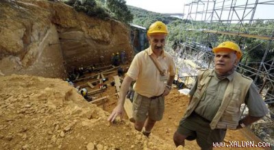 José Maria Bermudez de Castro (trái) và Euđal Carbonell, hai giám đốc của nhóm nghiên cứu Atapuerca. Ảnh: AFP.