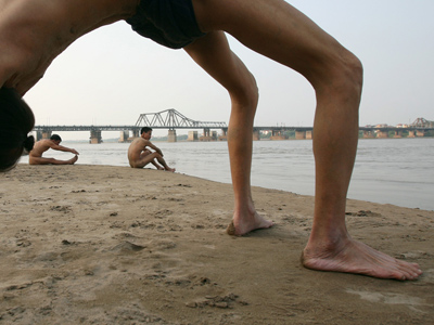 Học theo ông Tú, nhiều người cũng luyện yoga trước khi xuống nước