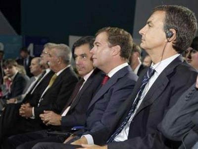 Tổng thống Nga Dmitry Medvedev (giữa) và Thủ tướng Tây Ban Nha Jose Luis Rodriguez Zapatero (phải) và Thủ tướng Pháp Francois Fillon (trái) tại Hội nghị an ninh toàn cầ