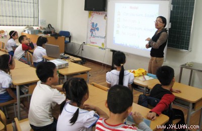 Dạy học bằng máy chiếu để chống đọc - chép tại Trường tiểu học Ban Mai, Hà Nội. (Ảnh: M.Hà)