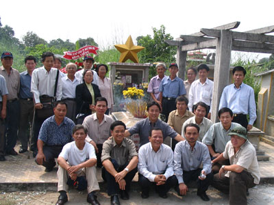 Ban Liên lạc phía Nam cùng thầy, cô giáo và chị Phan Thị Quyên viếng mộ anh Trỗi, ngày 15-10-2004.