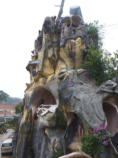 bên ngoài ngôi nhà