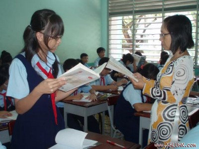 Học sinh lớp 9 đang tranh luận cùng cô Trang trong giờ học môn lịch sử. Ảnh:Nguyễn Thủy