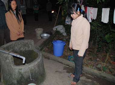 Hiên (bên phải) vẫn chưa quên nỗi kinh hoàng khi nhìn thấy cháu mình nổi dưới giếng.
