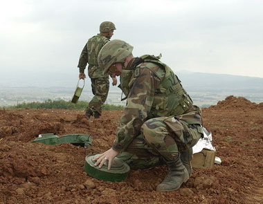 Binh lính Mỹ dò tìm mìn tại Afghanistan (Ảnh: wordpress.com)