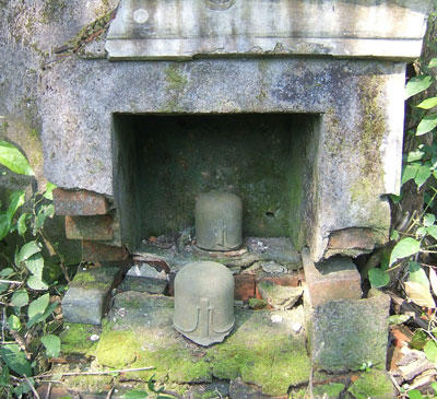 Hai Linga được thờ trong ngôi tháp Chăm.