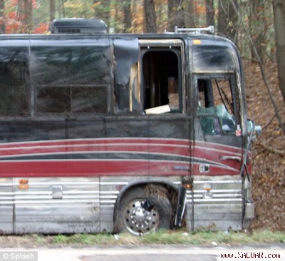 Xe bus của Miley Cyrus bị lật, một người chết