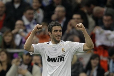 Higuain mang về 3 điểm cho Real