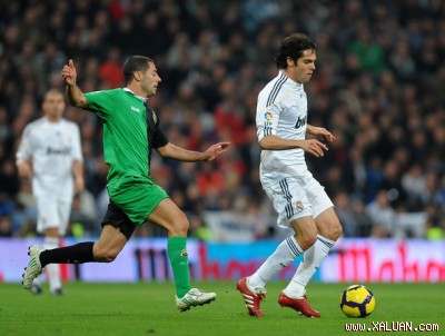 Kaka (phải) trong trận đấu với Racing. Ảnh: Getty