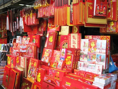 Sắc đỏ của lịch năm mới đang tràn ngập nhiều phố. Ảnh: Lê Dung