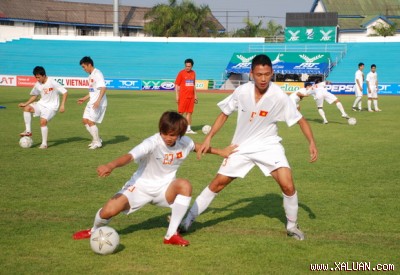 Các trung vệ Long Giang-Minh Đức tập luyện chiều 3/12 - Ảnh D.A