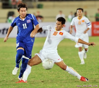 Những cú vào bóng mạnh mẽ của U23 VN (phải) đã giúp các cầu thủ bù đắp sự hạn chế ở khía cạnh khác - Ảnh:QK