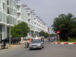 Dãy phố thương mại Tân Trung Sơn được nhiều ngân hàng thuê mở chi nhánh - Ảnh: Ngọc Uyên