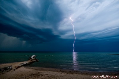 Một cơn bão bất ngờ tung sét xuống mặt biển Huntington, vịnh Village, Ohio (ảnh: James Larkin)