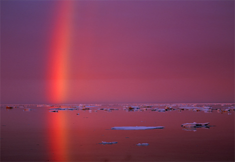 Cầu vồng phản chiếu &aacute;nh s&aacute;ng l&ecirc;n v&ugrave;ng biển băng Bắc Cực thuộc lưu vực Foxe, Canada. (ảnh Paul Nicklen)