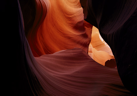 &Aacute;nh s&aacute;ng mặt trời chiếu xuống hang đ&aacute; Antelope Canyon, gần v&ugrave;ng Page, Arizona. (ảnh Paul Nicklen)