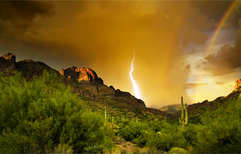 Một cơn gi&ocirc;ng tấn c&ocirc;ng ch&acirc;n đồi của d&atilde;y n&uacute;i Superstition ở miền Trung Arizona. (ảnh Robert Quinn)