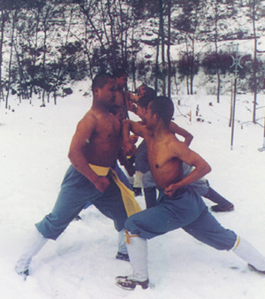 Các môn đệ Thiếu Lâm Tự luyện võ công dưới thời tiết lạnh.