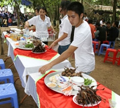 Phục vụ khách “du lịch sinh thái” tại chính vườn cò Ngọc Nhị.