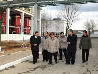 Kim Jong-Il (giữa) tại Hambung, tỉnh South Hamgyong.