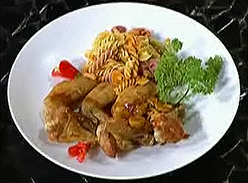 Dùng nóng. Ăn kèm với cơm nóng hoặc nui sốt cà chua và bơ lạc.