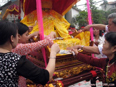 Người dân nơi đây chú ý nhiều nhất vào 2 buổi lễ này, bởi họ cho rằng thành hoàng làng linh thiêng, ứng nghiệm.