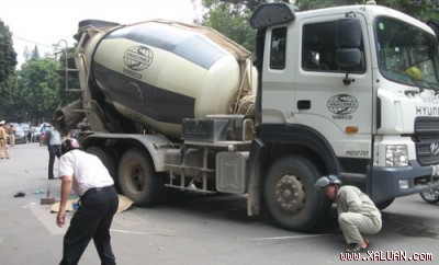 Một phụ nữ bị xe trộn bê tông cán chết