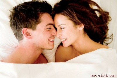 Làm gì với một anh chàng "không mảnh vải che thân"?