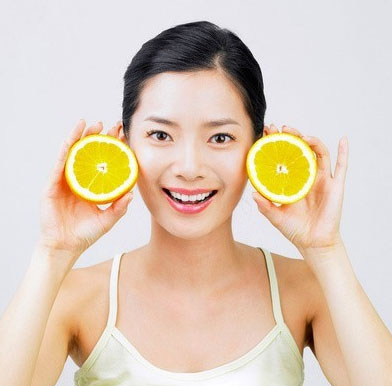 1278548908 VitaminCBiQuyetDaDep2 Cách trị mụn đầu đen ngay tại nhà