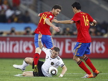 Xabi và Busquets đã khóa chặt Schweinsteiger trong trận bán kết TBN - Đức 1-0. Ảnh Reuters