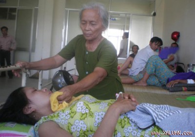 Người chồng vũ phu tuyên bố cấm người thân chăm sóc chị Vân khi chị nằm điều trị tại Bệnh viện đa khoa tỉnh Quảng Nam do bị đánh