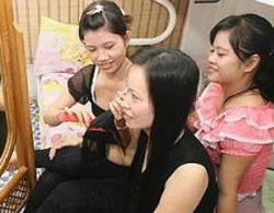 Ba cô gái Việt Nam tại trung tâm mai mối Cupid ở Malaysia. Ảnh: The Star.
