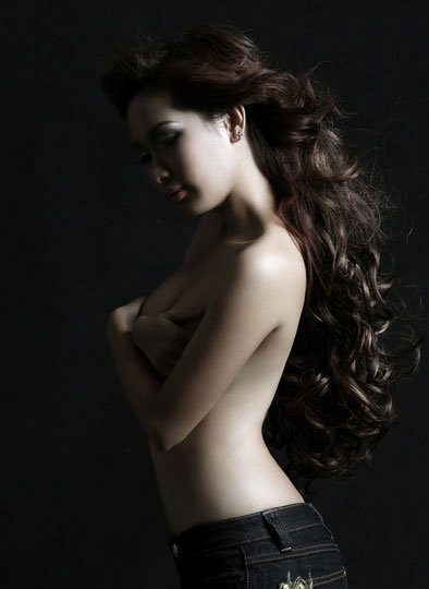 Duy Uyên chụp ảnh bán nude khoe ngực thật!