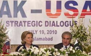 Ngoại trưởng Mỹ Hillary Clinton và Ngoại trưởng Pakistan, Mehmood Qureshi, trong cuộc họp ở Islamabad ngày 19/7.