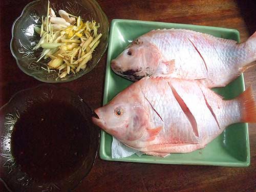 C&aacute; đi&ecirc;u hồng nướng gừng sả, Ẩm thực, am thuc,
 m&oacute;n ngon, c&aacute; đi&ecirc;u hồng, rau 
x&agrave; l&aacute;ch, củ sả, tương ớt