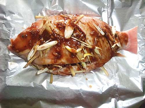 C&aacute; đi&ecirc;u hồng nướng gừng sả, Ẩm thực, am thuc,
 m&oacute;n ngon, c&aacute; đi&ecirc;u hồng, rau 
x&agrave; l&aacute;ch, củ sả, tương ớt