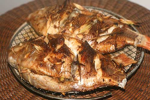 C&aacute; đi&ecirc;u hồng nướng gừng sả, Ẩm thực, am thuc,
 m&oacute;n ngon, c&aacute; đi&ecirc;u hồng, rau 
x&agrave; l&aacute;ch, củ sả, tương ớt