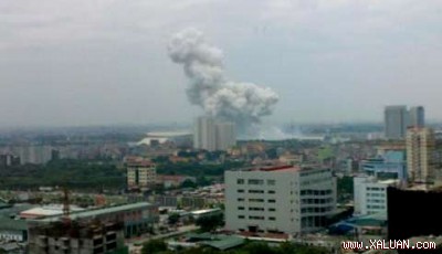 Cột khói cao phát ra từ SVĐ Mỹ ĐÌnh, nhìn thấy từ cách xa hàng kilomet.
