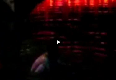 Hình ảnh cô gái tắm trần bên cầu Thê Húc được chụp lại từ clip.