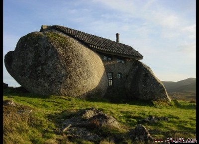 Nhà đá ở Bồ Đào Nha, lấy cảm hứng từ bộ phim hoạt hình “Gia đình Flintstones”. Căn nhà được xây dựng giữa hai tảng đá khổng lồ trên sườn đồi ở v