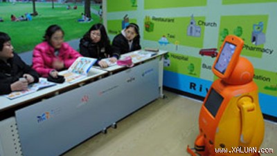 Một robot viễn thông chủ trì giờ học dưới sự điều khiển của người giáo viên ở bên ngoài lớp học và có khuôn mặt hiện lên trên màn hình của robot. (Ả