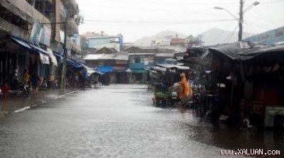 Chợ Đầm (Nha Trang) ngập nước - Ảnh:  Khuê Việt Trường