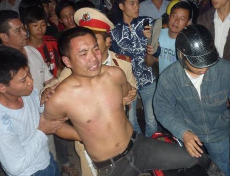 Đối tượng người nước ngoài bị CSGT và người dân bắt giữ