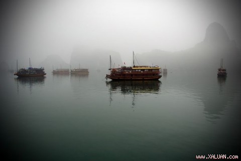 Buổi sương sớm trên Vịnh Hạ Long.