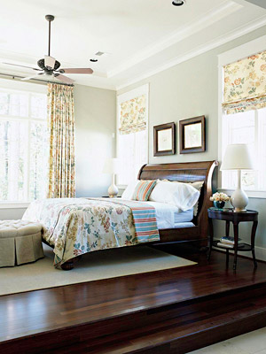 bedrooom on wood platform