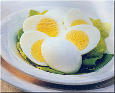 Khi vớt trứng ra thả ngay vào bát nước lạnh ngâm trứng 2 phút rồi hãy bóc vỏ. Ảnh minh họa