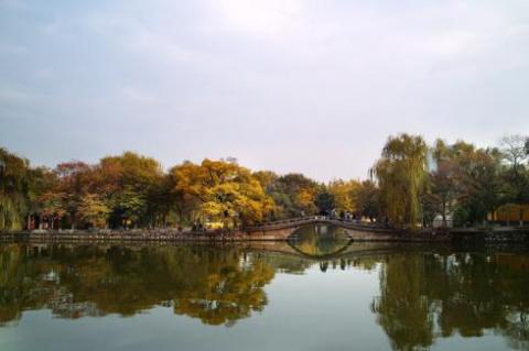 Chiếc cầu cong cong soi bóng xuống hồ nước.